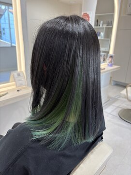 さりげなく個性を楽しむ インナーカラーグリーン