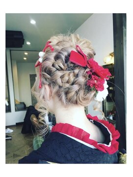 ブラウン(Brown+) 三つ編みいっぱいアップスタイル