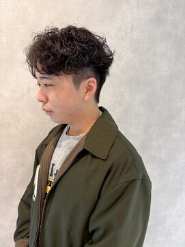 刈り上げセンターパートフェザーパーマツーブロック