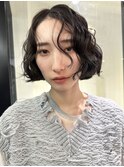 暗髪ボブのウェーブパーマスタイル