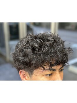 メンズにも人気の高いメンズパーマ☆朝のスタイリングが簡単になるのが得意！頭皮ケアもお任せください。