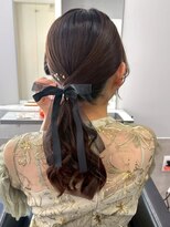 ロイオブジゼル(roi of GiseL)&nbsp;ヘアセット ローポニー 編みおろし リボン 結婚式 お呼ばれ 20代