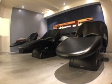 トッカ ヘアアンドトリートメント 難波店の雰囲気（フルフラットのシャンプー台で癒しのひと時をお過ごしください♪）