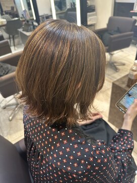 ルッカヘアガーデン 鶴ヶ島店 ぷつっと切りっぱなしボブ/白髪ぼかしハイライト