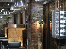 【東海地区随一のオシャレサロン】ブルックリンスタイルに仕立てられたセンスあるこだわりの店内インテリア