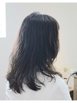 ウィスカーヘアー(whisker hair) パーマ風ローレイヤーレングス