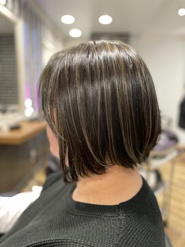 ソーエン バイ ヘッドライト 麻生店(soen by HEADLIGHT) ～ディメンショナルな白髪ぼかしグラデーションボブ～