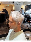 オフホワイト×アップバングショート