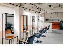 ボーイ(BOY)の雰囲気（解放感があり自然光の入る店内、落ち着いた雰囲気で施術します）