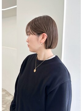 マスタード(MASTARD) イメチェンホワイトブロンド外ハネボブ切りっぱなしボブ