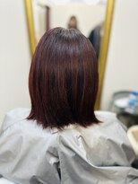 グロウアップバイトゥエンティーフォー 稲葉(glow up by24) 深みレッドの艶ボブスタイル