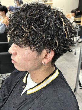 ヒュイル バイ ニアウ(Hwyl by Niau) メンズマッシュパーマ波巻スパイラルパーマニュアンスパーマ眉毛