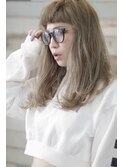 グレージュカラーのルーズウェーブロブ　眼鏡女子バージョン