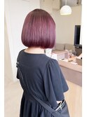 シンプルなボブスタイルも可愛く♪ピンクレッドカラー