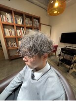 ビハインドザカーテン(BEHIND THE CURTAIN)&nbsp;波巻きパーマ×ハイトーンベージュ