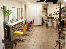 アイアンとタイルを基調とした店内。