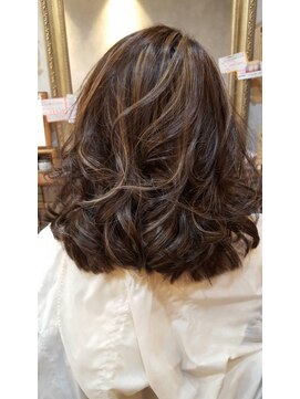 レヴィーマム(Revie mum) 外国人風3Dカラーメッシュで動きのあるスタイルに