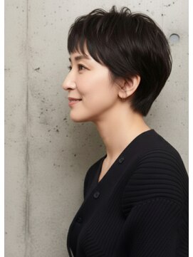 大人ショート　黒髪　オン眉