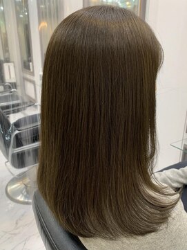 エスカーラ 表参道(THE ESCALA) アッシュラベンダーの艶髪ミディアム【タビラマユミ】