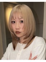 エイン(EYN) ブロンドベージュ×ミディアムレイヤー/ハッシュカット