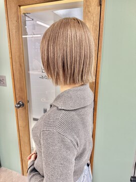 ヒビヲ 天神警固(HIBIO) ショートボブ切りっぱなしボブタッセルボブブリーチダブルカラー