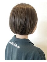 ペグ(Peg)&nbsp;柔らかオリーブベージュでツヤ感UP！大人女性のショートボブ