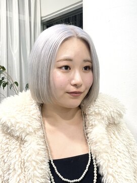 ジーナ オモテサンドウ(XENA) ホワイトカラー×ミニボブ