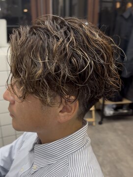 大人の波巻きスパイラルパーマミディアムロングメンズカットヘア