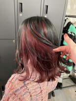 コワファースト長崎シャンプーボーイ 2nd(COIFF1RST 長崎 SHAMPOO BOY) 長崎ハイトーン インナーカラー カシスピンク