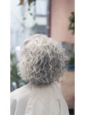 グレイヘア（白髪）のカーリーヘアスタイル49
