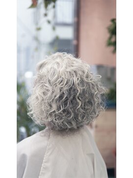 ネス(NESS) グレイヘア(白髪)のカーリーヘアスタイル49