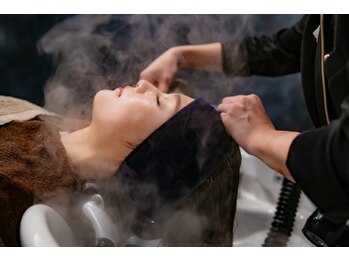 ムゥフ ヘアーアンドアイラッシュ(mouf hair&eyelash)の写真/頭皮を整え、心までゆっくりほどいていく。日常の忙しさから少し離れ、自分自身を静かに整える贅沢な時間を