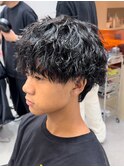 無造作な質感のツイストスパイラルパーマ×マッシュウルフ