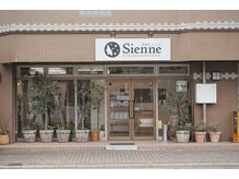 ジェンヌ(Sienne)の雰囲気（白い看板が目印です。駐車場も４台分ございます！【髪質改善】）