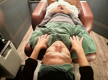 眼の疲れもスッキリ。デコルテからほぐす本格的アプローチ