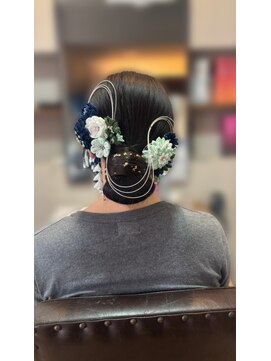 ダム(DaM) ツヤ系まとめ髪　成人式　卒業式　ヘアセット