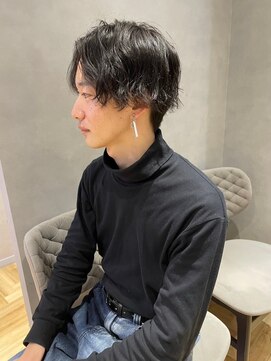 ジルバイジアン(JILL by GIEN) メンズ暗髪ニュアンスパーマ×センターパート@sarina