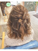 リーヴァ プラス(RIVA +) ミディアムヘアーハーフアップ