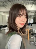 暗髪ベージュ　フェイスレイヤーミディアムヘア