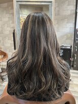 ハコ(H.A.Co) 極細ハイライトを何層も重ねて外国人のようなヘアスタイルです。