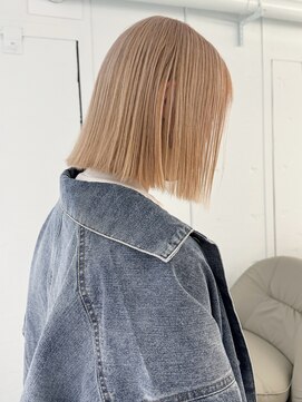 ノラ ウメダ(NORA UMEDA) ハイトーンホワイトミルクティーベージュ切りっぱなしブロンド