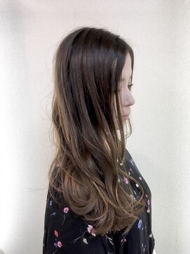 スリー(THREE) グラデーションカラーのナチュラルロング