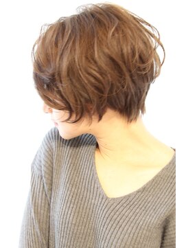 レウナ 外苑前(Reuna) 大人可愛いくせ毛風ニュアンスショートレイヤー