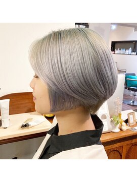 ヨナサン(Yona Saint) ホワイトブリーチ・クールグレイアッシュ。