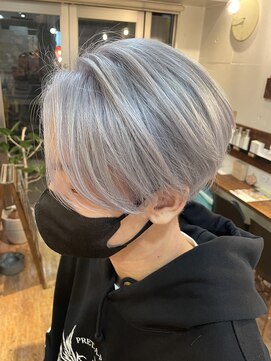 スタジオフォーエイチ(STUDIO 4H) シルバーカラー/ホワイトブロンド/刈り上げセンターパート