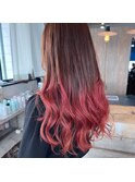 毛先レッドカラーのロングヘア