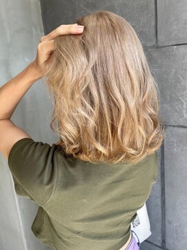 ディスコネクト(DISCO-N-NECT) ハイトーン ミルクティーベージュ ウェーブヘア セミディ