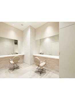 個室完備×マンツーマン◇髪質改善トリートメント×美髪矯正でうねり・広がりも艶髪へ！