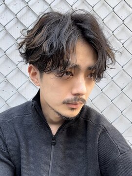 大人の波巻きスパイラルパーマミディアムロングメンズカットヘア