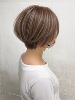 リコ 池袋東口店(Liko)&nbsp;ベージュカラー ハイトーン ショートボブ 顔周りレイヤー